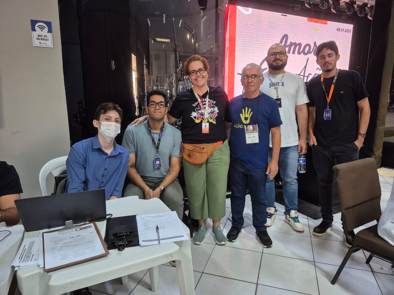 Estudantes em um projeto de extensão na comunidade