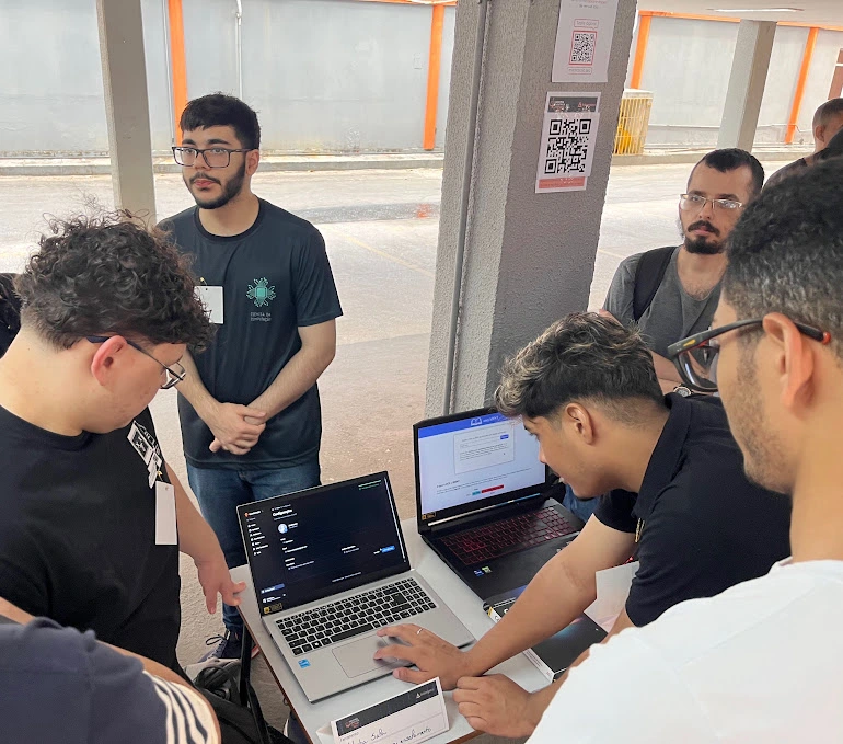 Estudantes de tecnologia trabalhando em laboratório moderno