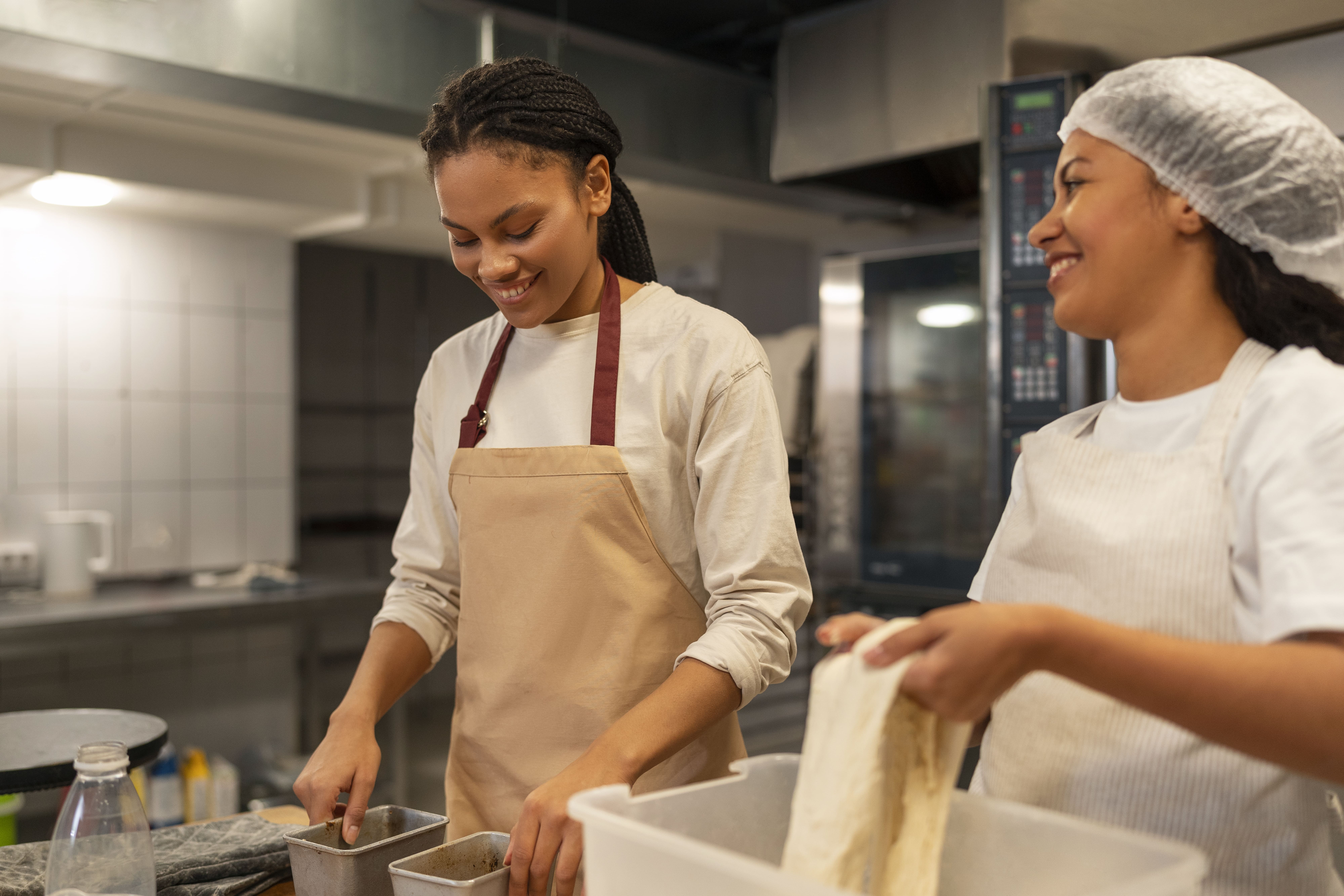 Pessoa trabalhando em um laptop com gráficos de marketing digital, com um tablet e café na mesa