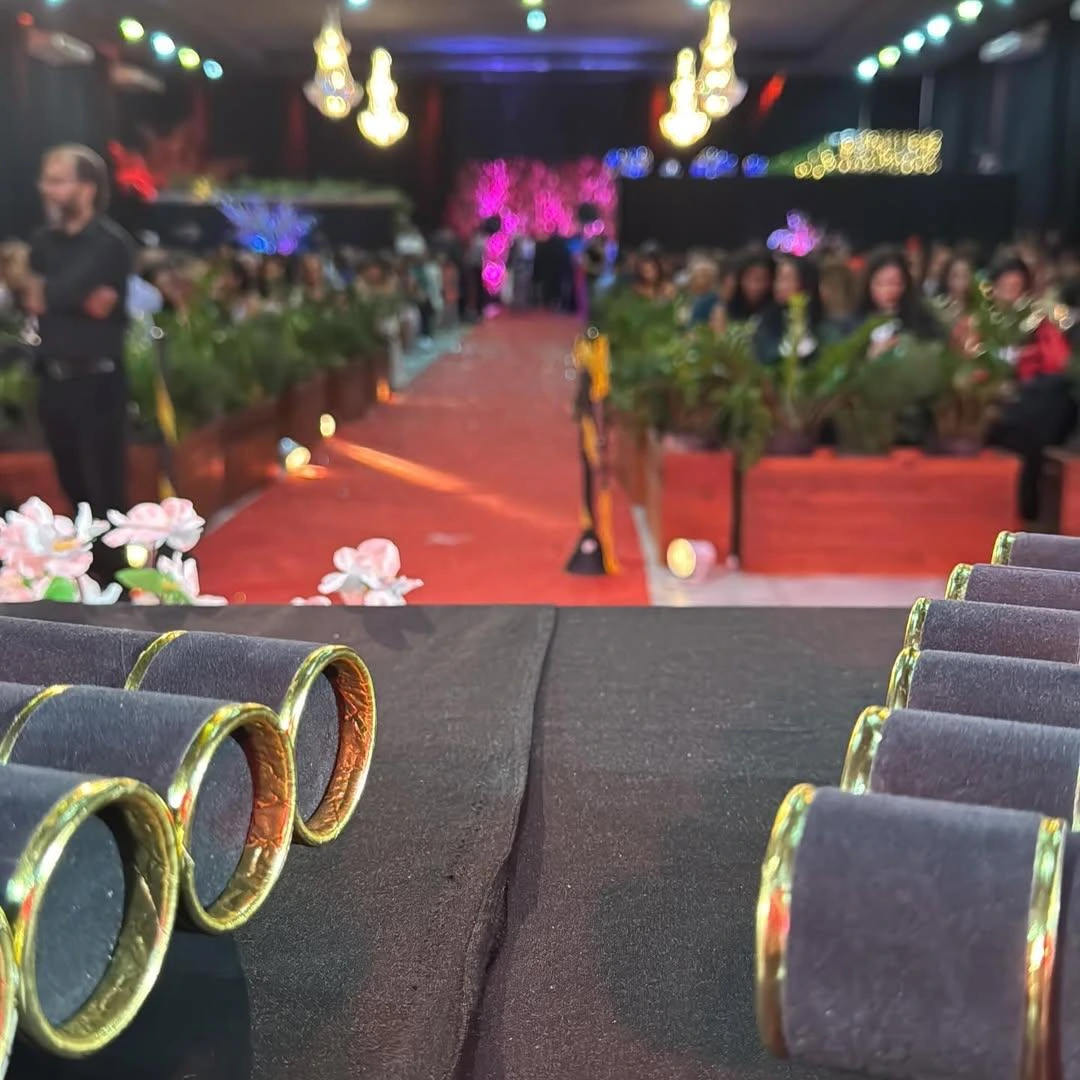 Estudantes em laboratório moderno de arquitetura e tecnologia